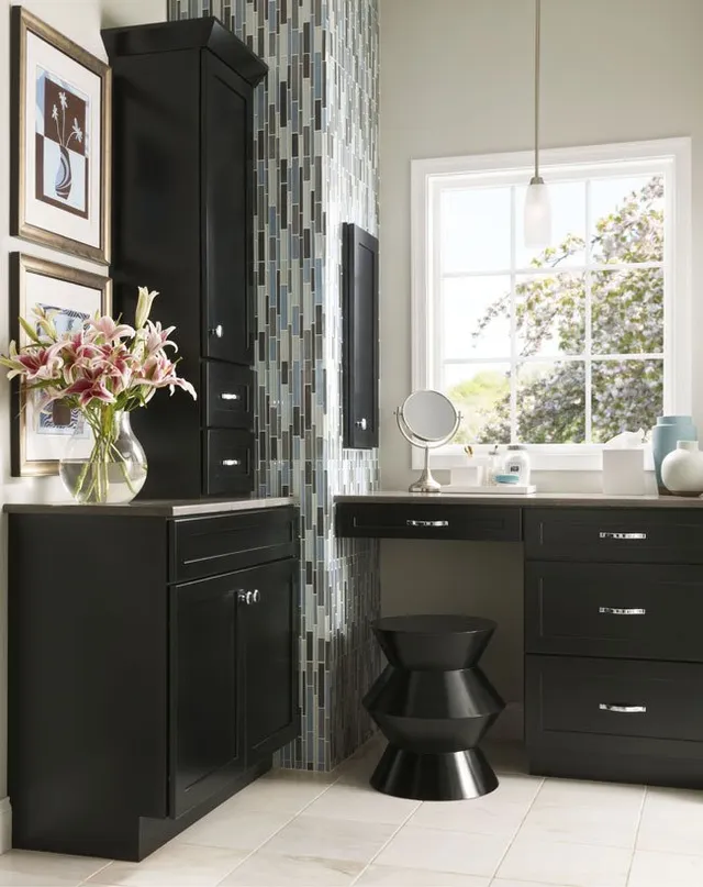 kraftmaid-built-in-vanity-and-cabinets-640w